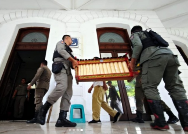 satpol PP kota surabaya atas perintah walikota rampas gamelan dan berbagai karya seni milik para seniman