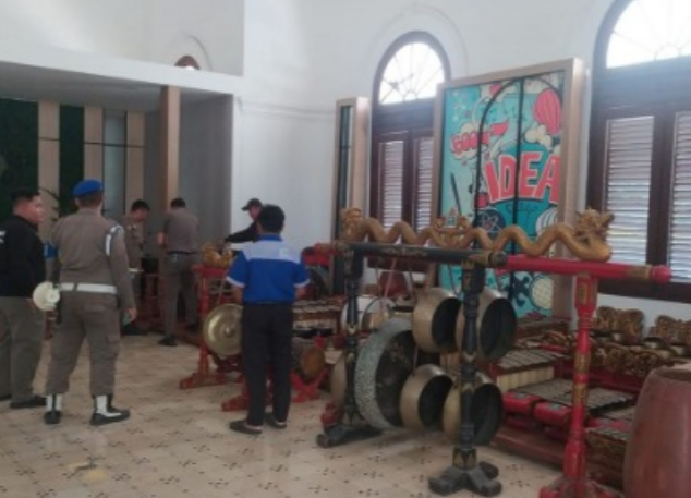 satpol PP kota surabaya atas perintah walikota rampas gamelan dan berbagai karya seni milik para seniman dan budayawan