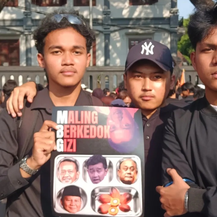 Poster tuntutan mahasiswa dalam aksi demonstrasi menolak program Makan Bergizi Gratis dan Koperasi Desa Merah Putih di Tugu Balai Kota Malang.