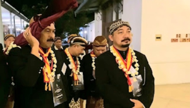 Ketua PAKASA Malang Raya, KRA Dwi Indrotito Cahyono/Sam TITO (Kanan), ikuti Kirab Pusaka Malam 1 Suro di Keraton Surakarta sebagai wujud lestarikan tradisi luhur.