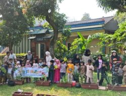 Nyata Bekerja untuk Iklim, TK Siti Maryam Depok Ajak Siswa Tanam Pohon Hingga Mandikan Kambing