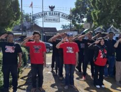 Relawan dari Rumah Aspirasi Sonny T. Danaparamita Gelar Aksi Napak Tilas dan Tabur Bunga di Taman Makam Pahlawan Tamanan Bondowoso