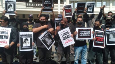 Aksi solidaritas pers Malang Raya menggelar unjuk rasa menolak stigma Londo Ireng di Bundaran Tugu Malang