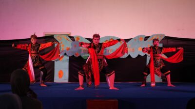 Pertunjukan kesenian anak Peringatan Hari Anak Nasional 2026 oleh Forum Pendidikan Alternatif Surabaya.