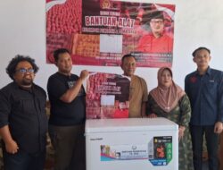Anggota DPR RI Sonny T. Danaparamita Serahkan Bantuan Satu Unit Chest Freezer Kepada UMKM Sektor Perikanan di Situbondo
