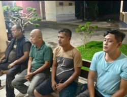 Diduga sering Peras SPBU, Empat Pria Mengaku Wartawan Asal Riau di tangkap warga dan diamankan di Polres Sijunjung