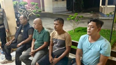 Diduga sering Peras SPBU, Empat Pria Mengaku Wartawan Asal Riau di tangkap warga dan diamankan di Polres Sijunjung