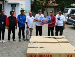 Anggota DPR RI Sonny T. Danaparamita Salurkan Bantuan Mesin Kapal Untuk Masyarakat Pesisir di Situbondo