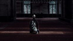 Duduk di Antara Dua Sujud: Seni Mengembalikan Segalanya kepada Allah