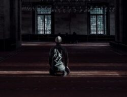 Duduk di Antara Dua Sujud: Seni Mengembalikan Segalanya kepada Allah