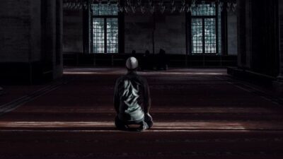 Duduk di Antara Dua Sujud: Seni Mengembalikan Segalanya kepada Allah