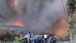 TPA Supit Urang Terbakar, Pemadam Kebakaran Kota Malang Berupaya Padamkan Api