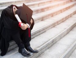 Paradoks Sarjana Menganggur: Ketika Kelimpahan Tenaga Kerja Terdidik Menjadi Beban, Bukan Berkah