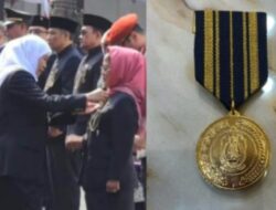 Terharu Sri Untari Terima Lencana Emas Jer Basuki Mawa Beya di Momen HUT ke-81 Provinsi Jawa Timur